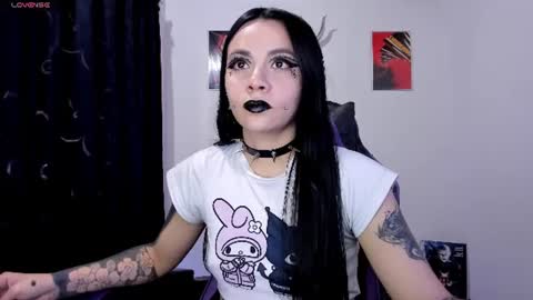 Snapshot of emilyrymer chatting on July 9, 6:34 pm Emily Support me to have 100 likes plx online show from July 9, 6:34 pm