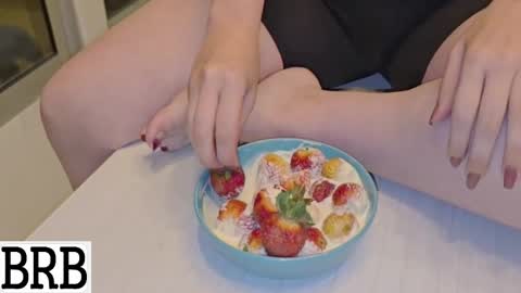 Snapshot of emilysumer chatting on November 17, 2:12 pm Summer 3 online show from November 17, 2:12 pm