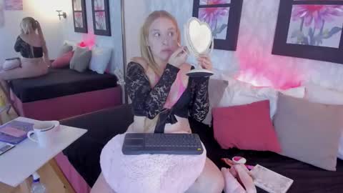 Snapshot of emilysumer chatting on November 29, 1:19 am Summer 3 online show from November 29, 1:19 am