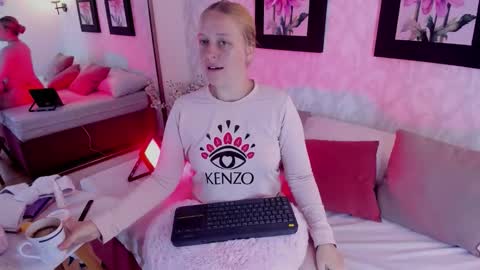 Snapshot of emilysumer chatting on December 5, 5:38 am Summer 3 online show from December 5, 5:38 am