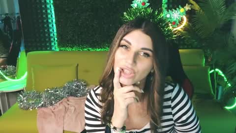 Snapshot of emilytucker chatting on December 21, 5:14 am Emily online show from December 21, 5:14 am