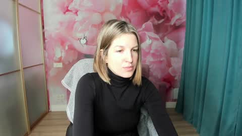 EmilyWalkers online show from December 11, 7:42 am