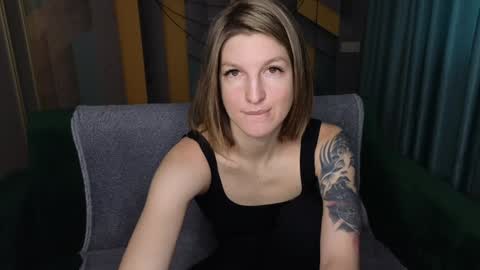 EmilyWalkers online show from December 26, 8:07 am