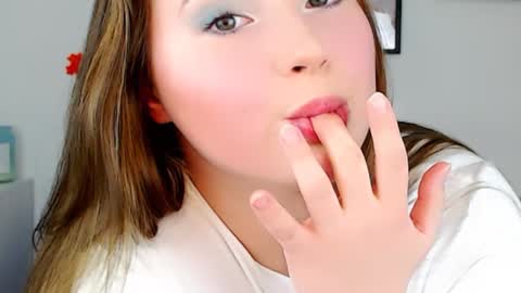 Snapshot of emilyxgrasez chatting on December 11, 11:10 pm Emily online show from December 11, 11:10 pm