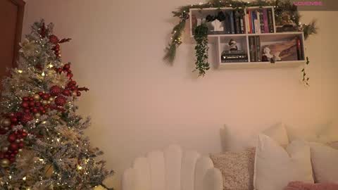 Snapshot of emilyxrose_ chatting on December 12, 7:15 pm IG thickemmsss online show from December 12, 7:15 pm