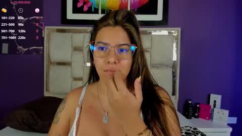 emilyy_cooperr online show from March 25, 12:11 pm
