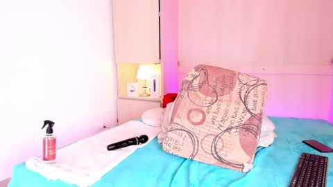 Snapshot of emilyystuart chatting on January 21, 9:46 am Emily online show from January 21, 9:46 am