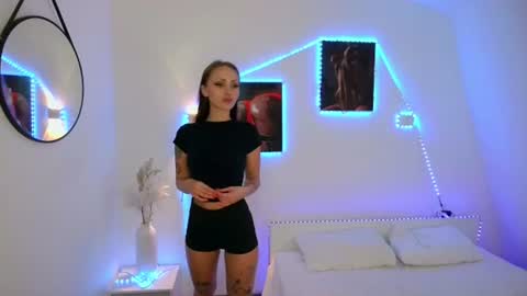 Snapshot of emiora chatting on June 17, 8:28 am Emily online show from June 17, 8:28 am