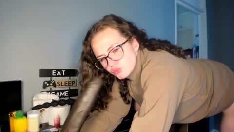 Snapshot of emliyjamesmjb chatting on March 4, 12:22 pm emliyjamesmjb online show from March 4, 12:22 pm