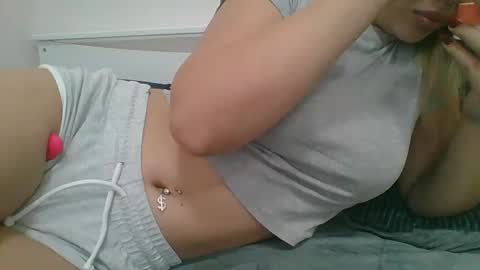 Snapshot of emma_991 chatting on November 23, 9:31 am emma_991 online show from November 23, 9:31 am