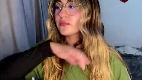 Snapshot of emma__bell_ chatting on November 14, 11:46 pm Emma Is here online show from November 14, 11:46 pm