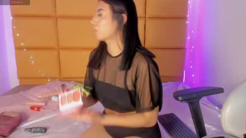 emma__js_ online show from June 14, 3:14 pm