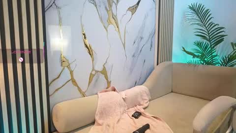 emma__walkerr_ online show from April 30, 8:57 pm