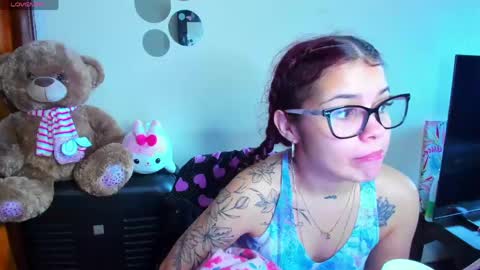 emma_boo_ online show from May 1, 3:16 pm