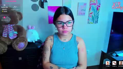 Snapshot of emma_boo_ chatting on July 2, 2:23 pm emma_boo_ online show from July 2, 2:23 pm