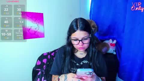 Snapshot of emma_boo_ chatting on July 3, 2:56 pm emma_boo_ online show from July 3, 2:56 pm