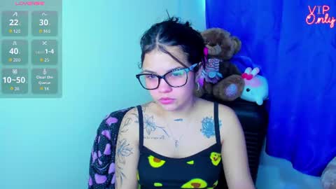 Snapshot of emma_boo_ chatting on July 14, 4:34 pm emma_boo_ online show from July 14, 4:34 pm