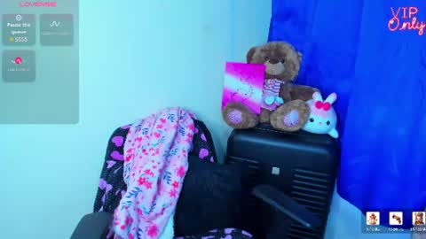 Snapshot of emma_boo_ chatting on July 22, 2:20 pm emma_boo_ online show from July 22, 2:20 pm