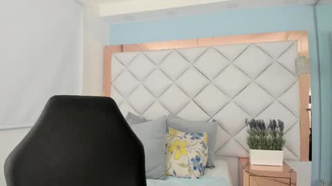 Emma Castillo online show from October 26, 6:30 am