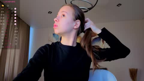 Snapshot of emma_clon chatting on December 18, 5:46 am Emma online show from December 18, 5:46 am