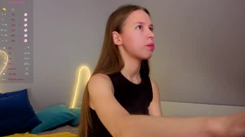 Snapshot of emma_clon chatting on August 7, 2:02 am Emma online show from August 7, 2:02 am
