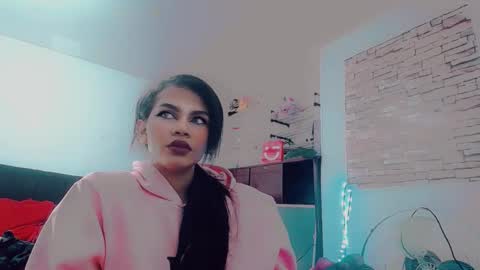 Snapshot of emma_diva chatting on February 15, 1:02 am emma online show from February 15, 1:02 am