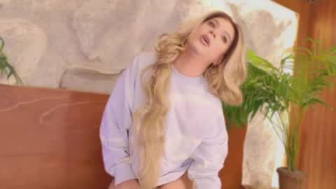 Snapshot of emma_dragon chatting on March 31, 5:08 am emma_dragon online show from March 31, 5:08 am