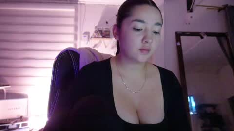 Snapshot of emma_johnson_ chatting on December 11, 5:00 am emma_johnson_ online show from December 11, 5:00 am