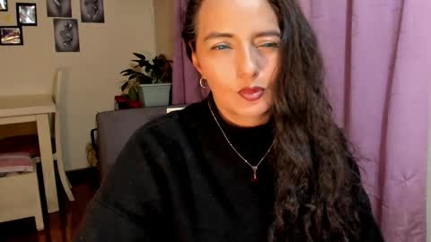 Snapshot of emma_luxy chatting on April 2, 5:05 am emma luxy online show from April 2, 5:05 am