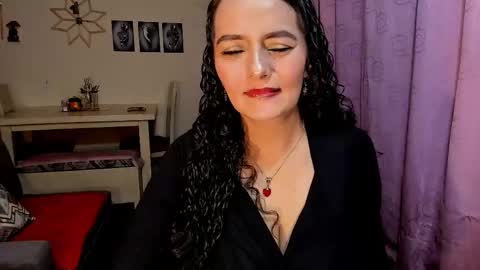 Snapshot of emma_luxy chatting on April 12, 1:10 am emma luxy online show from April 12, 1:10 am