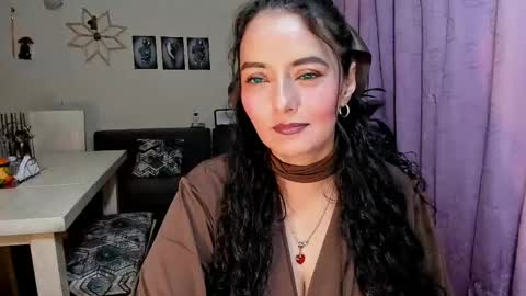 Snapshot of emma_luxy chatting on April 21, 11:18 pm emma luxy online show from April 21, 11:18 pm