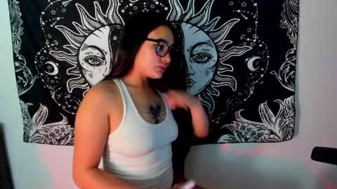 Snapshot of emma_timli1 chatting on November 22, 2:43 am Emma online show from November 22, 2:43 am