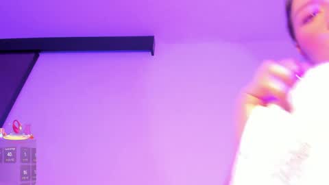 Snapshot of emma_walton_ chatting on May 26, 12:34 pm online show from May 26, 12:34 pm