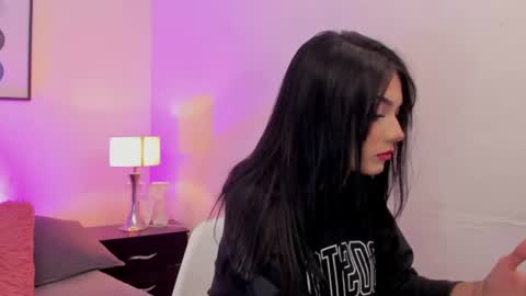 Snapshot of emmabridgerton chatting on June 10, 8:30 pm Emma online show from June 10, 8:30 pm