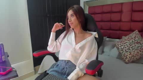 Snapshot of emmacarther chatting on October 21, 6:19 pm Emma online show from October 21, 6:19 pm
