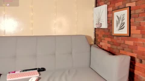 Snapshot of emmaconneer chatting on December 16, 4:23 am Emma online show from December 16, 4:23 am