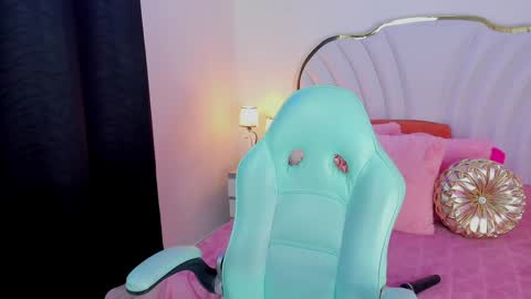 Snapshot of emmacrush chatting on February 4, 10:34 pm Welcome Im yosein  Your love is my passion activate it with your tips and enjoy with me online show from February 4, 10:34 pm