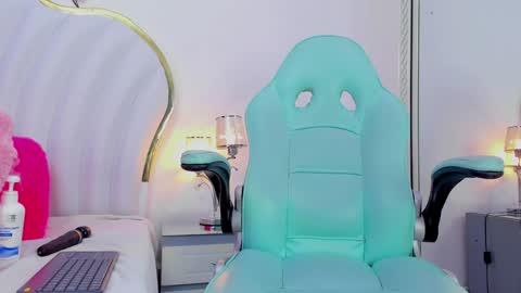 Snapshot of emmacrush chatting on February 7, 1:36 am Welcome Im yosein  Your love is my passion activate it with your tips and enjoy with me online show from February 7, 1:36 am