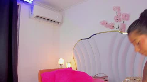 Snapshot of emmacrush chatting on February 14, 1:45 am Welcome Im yosein  Your love is my passion activate it with your tips and enjoy with me online show from February 14, 1:45 am