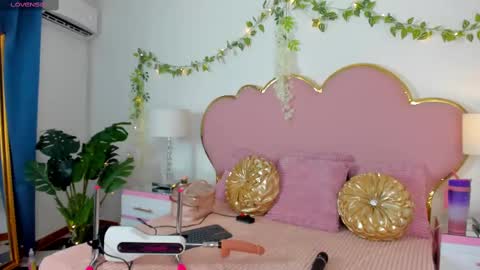 Snapshot of emmacrush chatting on September 13, 9:47 pm Welcome Im yosein  Your love is my passion activate it with your tips and enjoy with me online show from September 13, 9:47 pm