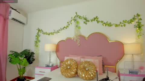Snapshot of emmacrush chatting on September 25, 8:56 pm Welcome Im yosein  Your love is my passion activate it with your tips and enjoy with me online show from September 25, 8:56 pm