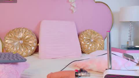 Snapshot of emmacrush chatting on October 24, 10:39 pm Welcome Im yosein  Your love is my passion activate it with your tips and enjoy with me online show from October 24, 10:39 pm