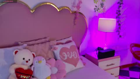 Snapshot of emmacrush chatting on May 5, 8:17 pm Welcome Im yosein Your love is my passion activate it with your tips and enjoy with me online show from May 5, 8:17 pm