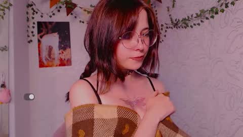 Snapshot of emmae__ chatting on October 4, 9:40 am Emma online show from October 4, 9:40 am