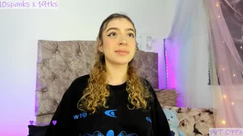 Snapshot of emmaforeveru chatting on December 16, 10:04 pm Emms Drive me crazy with your love online show from December 16, 10:04 pm