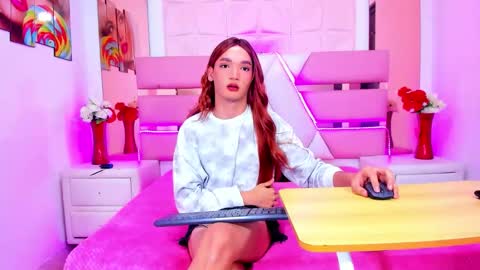 Emma Hilton online show from May 11, 7:55 pm