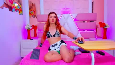 Emma Hilton online show from May 22, 3:39 pm