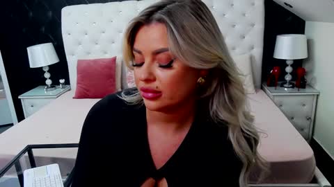 Snapshot of emmamavis chatting on December 4, 9:29 am Emma Mavis online show from December 4, 9:29 am