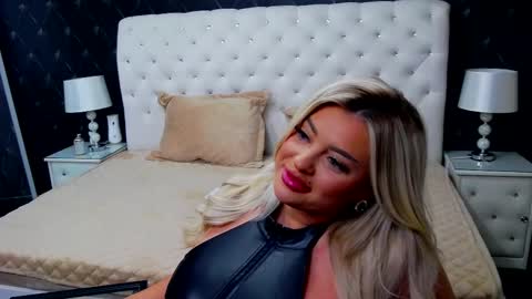 Snapshot of emmamavis chatting on February 9, 1:56 pm Emma Mavis online show from February 9, 1:56 pm