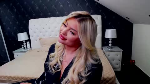 Snapshot of emmamavis chatting on February 24, 6:27 am Emma Mavis online show from February 24, 6:27 am